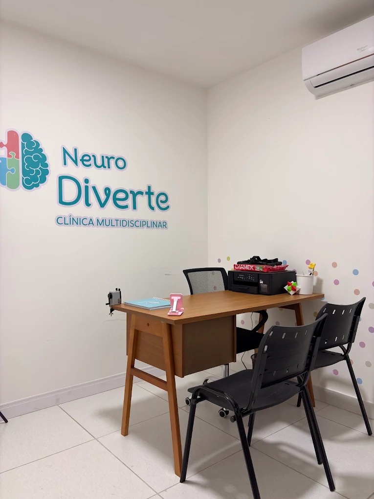 Sala Jovens e Adultos com poltronas confortáveis e iluminação suave